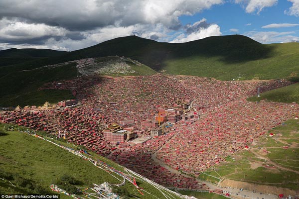 The hillside homes of Tibetan Buddhists in Larung Gar